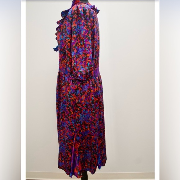 ASSORTI Floral V-Neck Dress in Red and Blue - Picture 11 of 13